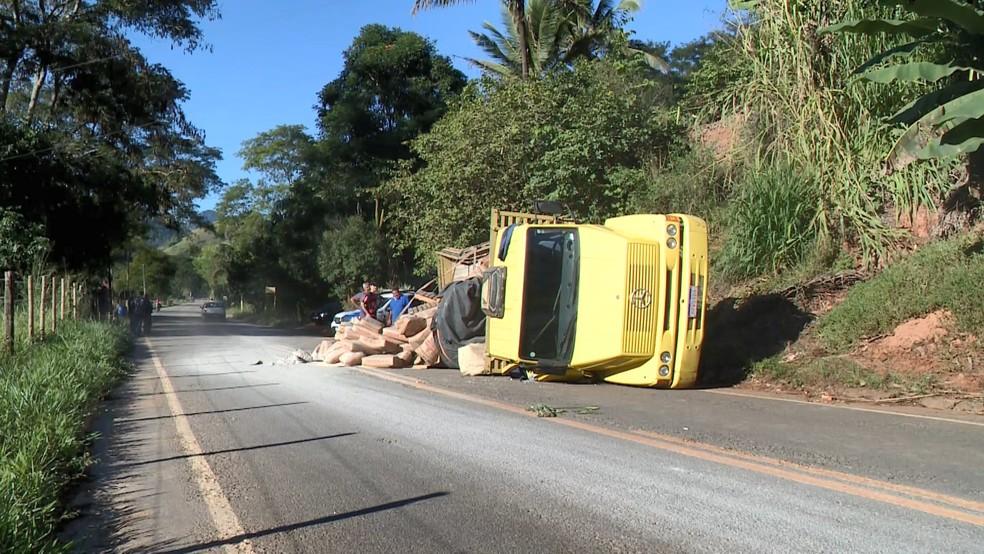 Homem desce para consertar freio e morre atropelado pelo próprio caminhão em rodovia do ES