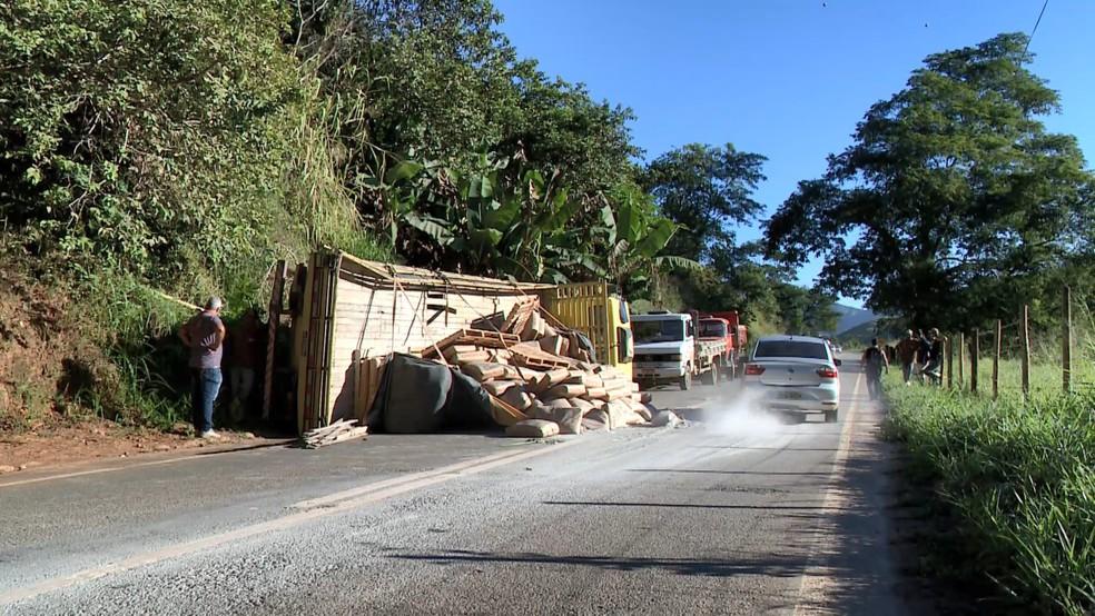 Homem desce para consertar freio e morre atropelado pelo próprio caminhão em rodovia do ES