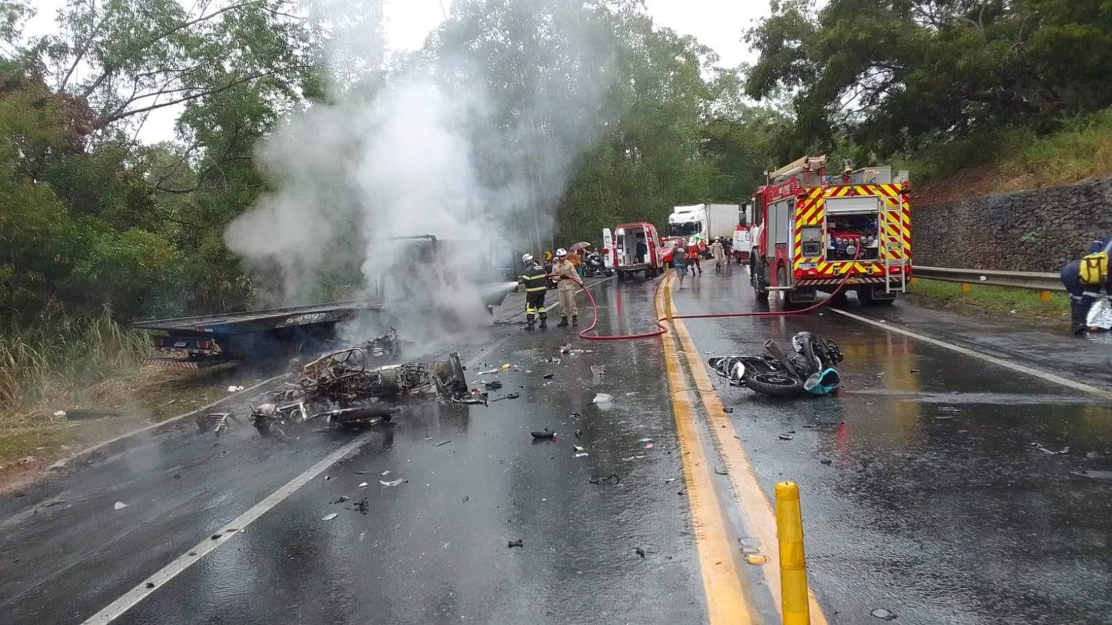 Grave acidente na BR 101 entre um guincho e 5 motos deixou um morto e sete feridos