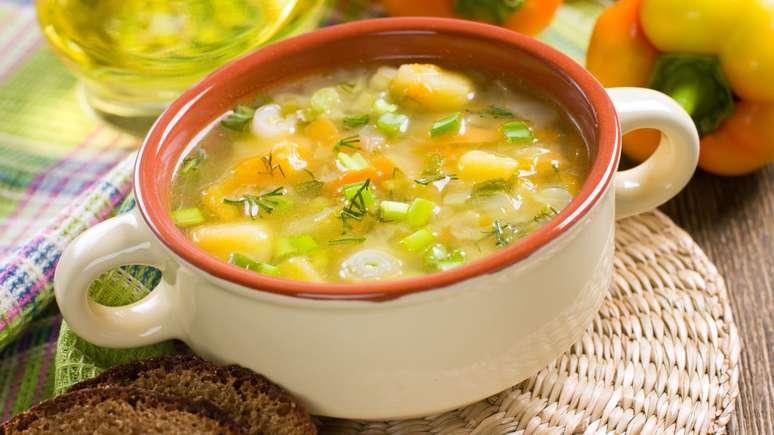 Sopa de legumes receita nutritiva e completa para o frio