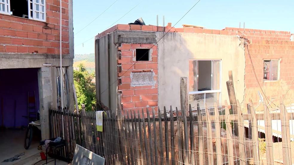 Homem reclama de som alto, corta energia da casa, joga pedras, atira e mata vizinha, no ES