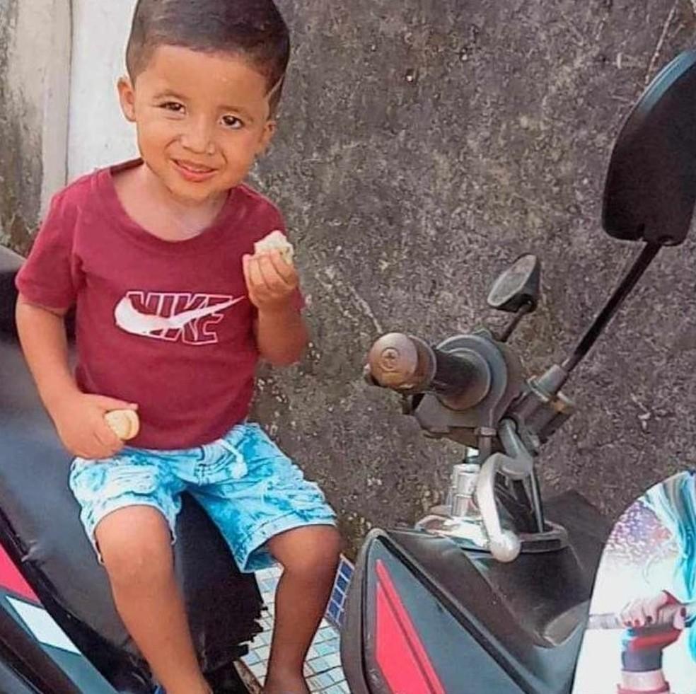 Menino de 4 anos é encontrado morto em piscina de salão de festas