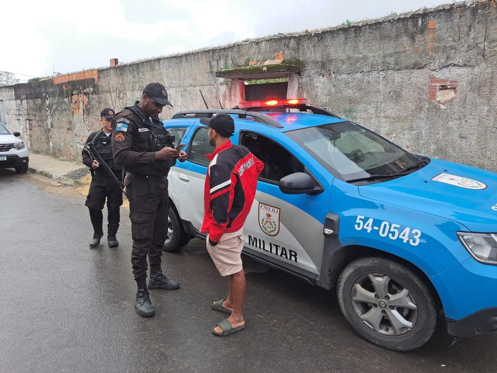 Menino de 4 anos é encontrado morto em piscina de salão de festas