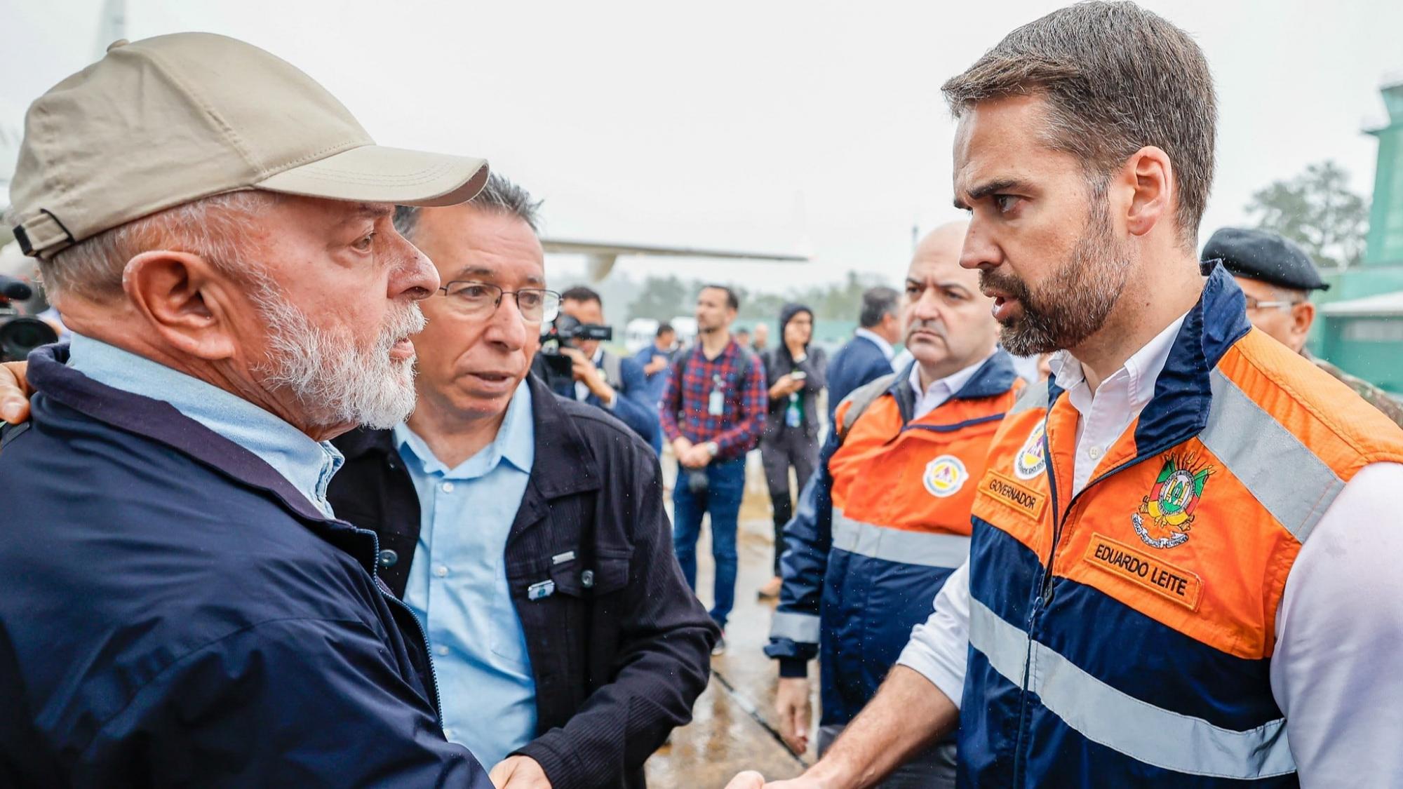 Lula viaja ao RS pela 4ª vez nesta quinta e, durante o voo, discute medidas de apoio com Leite