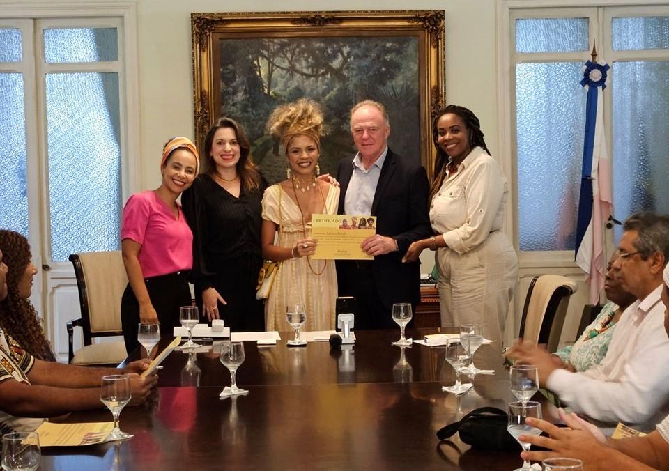 Casagrande entrega certificados a premiados no Edital Inova Afro