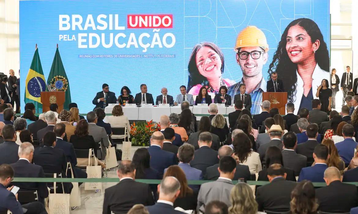 Governo anuncia R$ 5,5 bilhões para obras e novos campi universitários