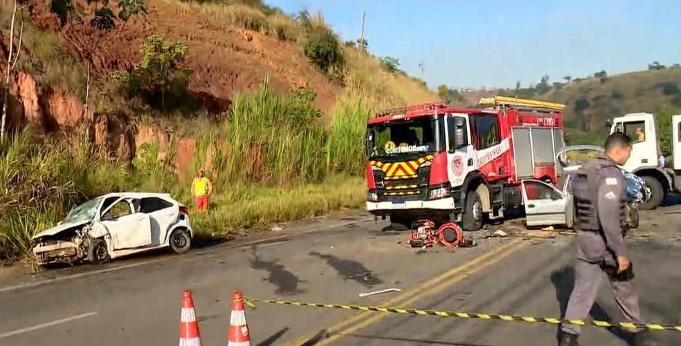 Grave acidente envolvendo dois carros na BR-259 deixa três pessoas mortas e três feridas, no ES