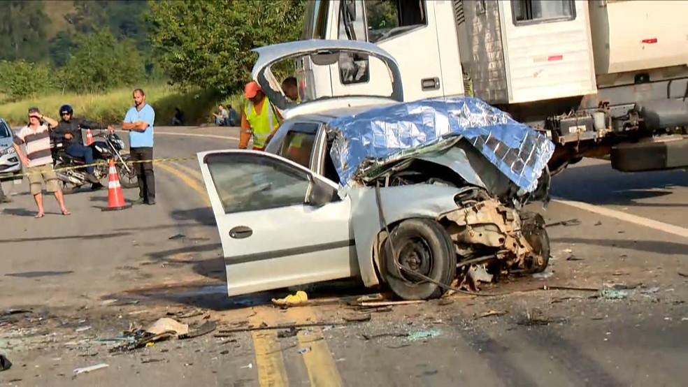 Grave acidente envolvendo dois carros na BR-259 deixa três pessoas mortas e três feridas, no ES