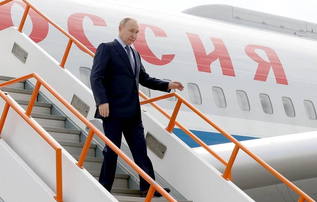 Com ‘mimos’ do ditador Kim Jong-un, Putin chega à Coreia do Norte para comprar armas e munições