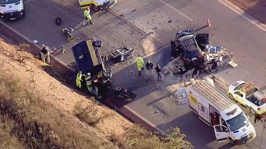 Acidente entre van e carro na BR-040 deixa dois mortos e cinco feridos