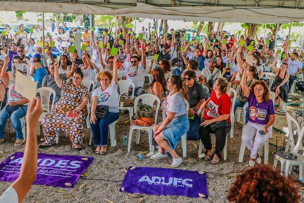 Professores das universidades federais decidem encerrar greve em todo o país