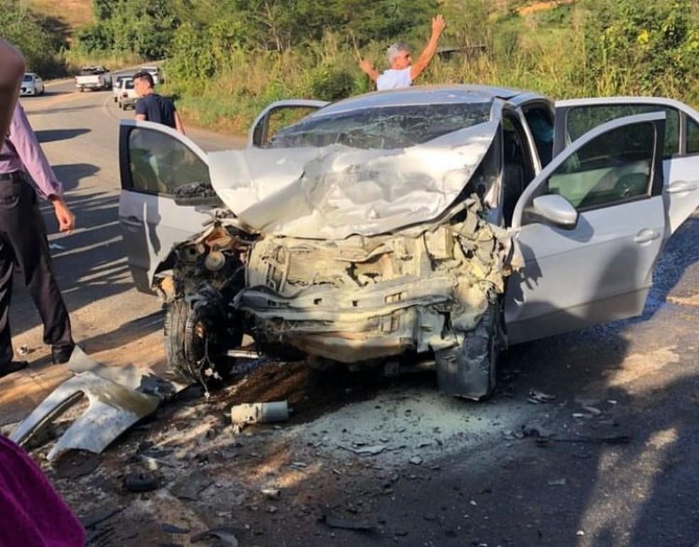 Grave acidente entre dois carros na ES-080 deixa um morto e seis feridos no ES