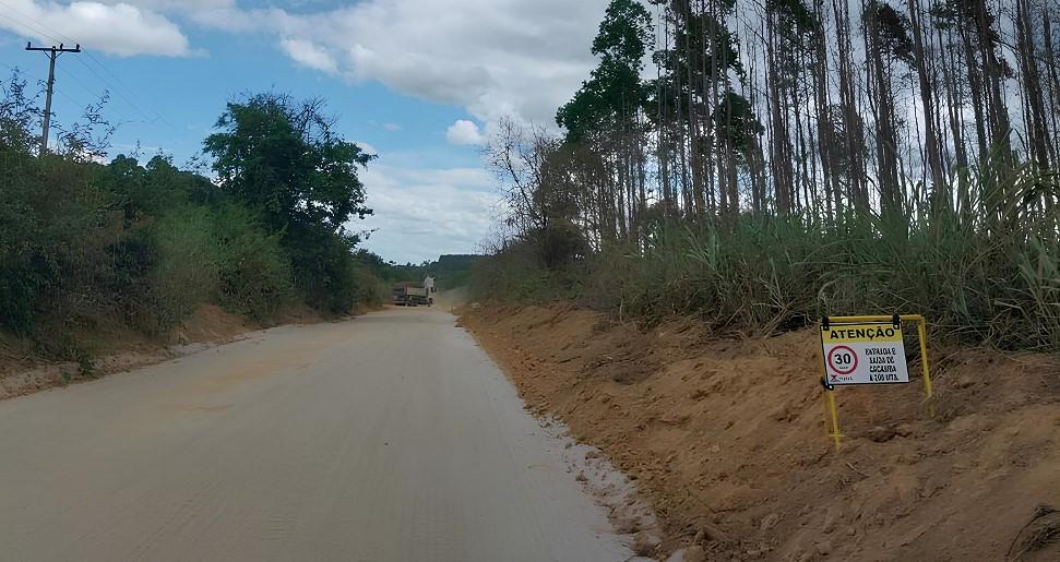 Suzano realiza manutenção de estradas em comunidades rurais de Conceição da Barra, ES