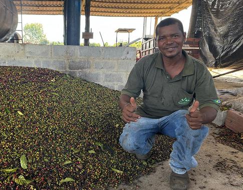 Suzano realiza manutenção de estradas em comunidades rurais de Conceição da Barra, ES