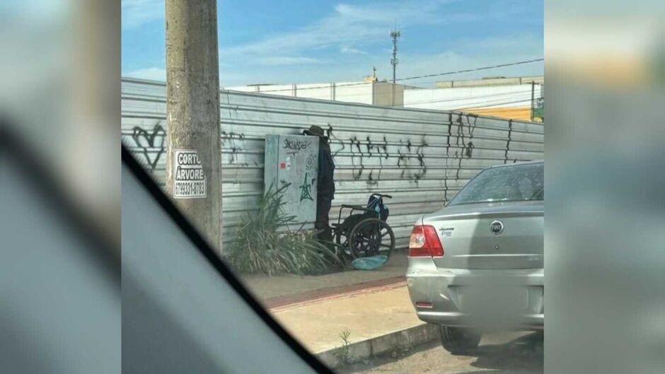 Milagre? Cadeirante é flagrado fazendo xixi de pé em plena rua