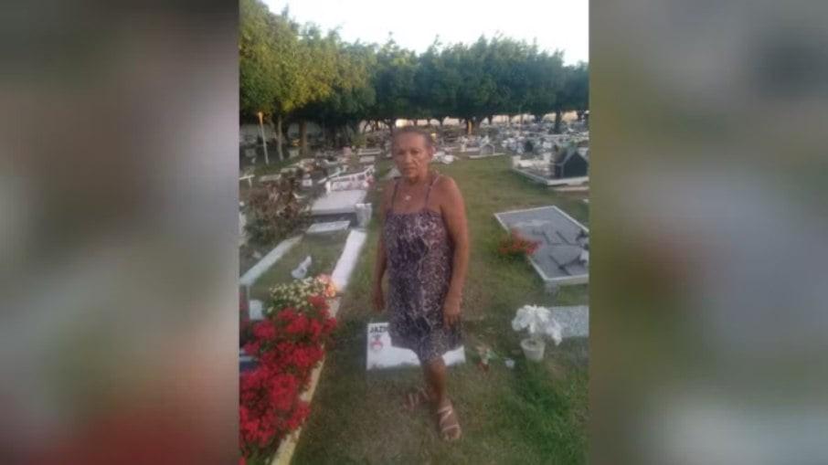 Mulher mora há 21 anos em cemitério: 