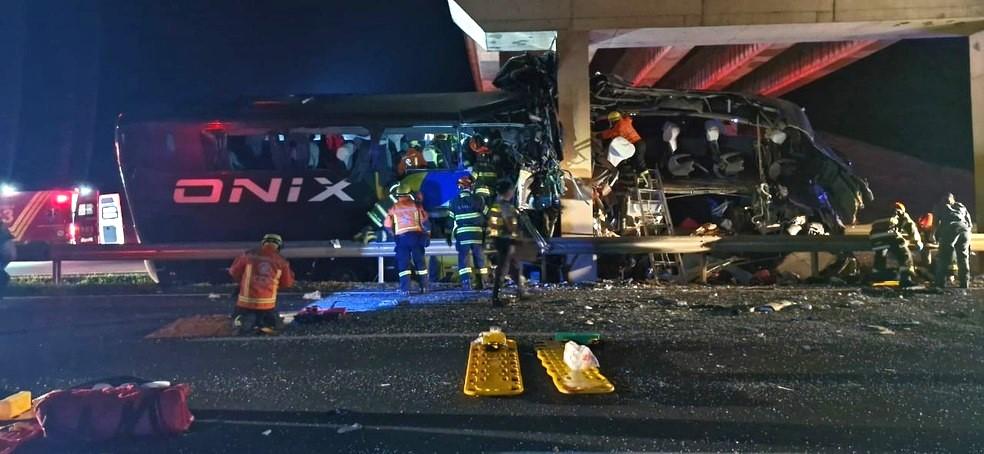 Grave acidente com ônibus na rodovia SP-127 deixa 10 mortos e 42 feridos