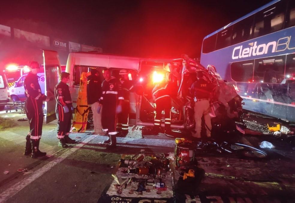 Acidente entre ônibus e van com torcedores do Corinthians na BR-262 deixa 3 mortos e 12 feridos, no ES