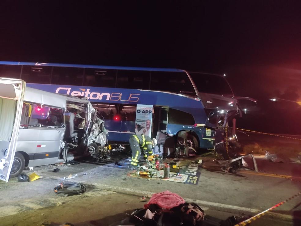 Acidente entre ônibus e van com torcedores do Corinthians na BR-262 deixa 3 mortos e 12 feridos, no ES