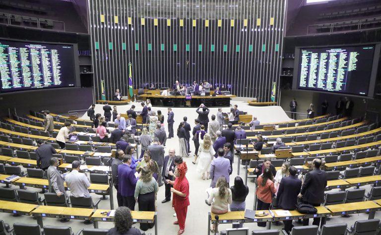 Câmara aprova anistia para partidos que descumpriram cotas raciais