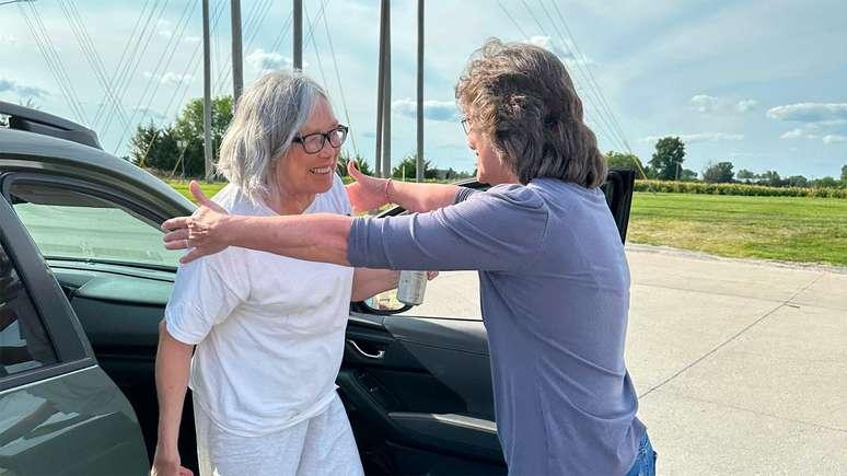 Mulher que ficou 43 anos presa injustamente ganha liberdade