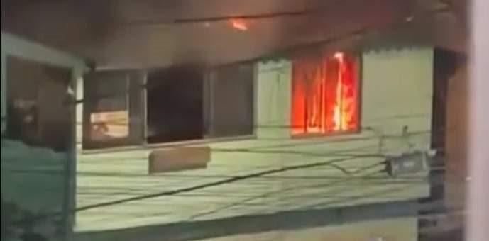 Casa fica completamente destruída após incêndio, no ES