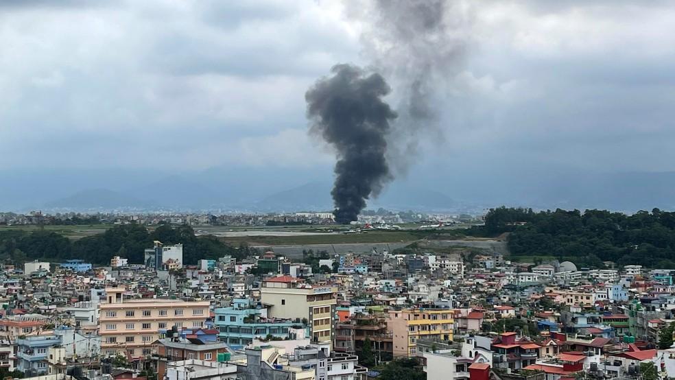 Avião cai logo após decolar, explode e mata 18 no Nepal