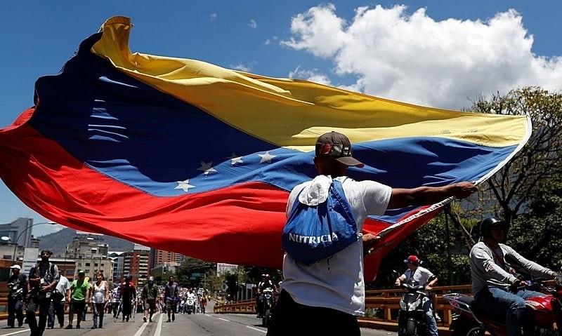 Venezuelanos vão às urnas neste domingo sob tensão e olhar da comunidade internacional