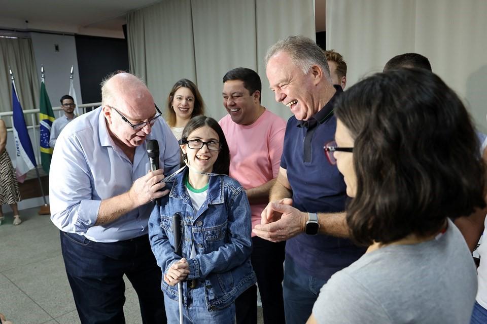 Governo do ES entrega óculos inteligentes para alunos com deficiência visual