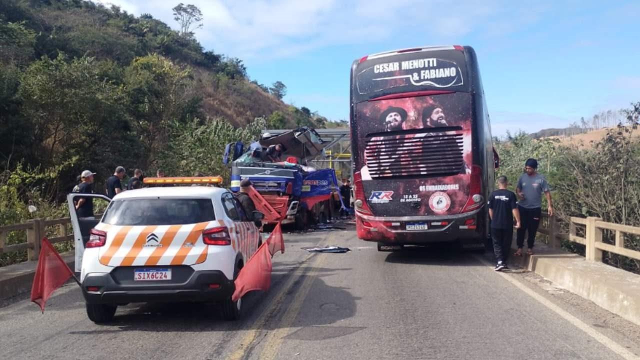 Ônibus de César Menotti e Fabiano sofre acidente e show é adiado no ES