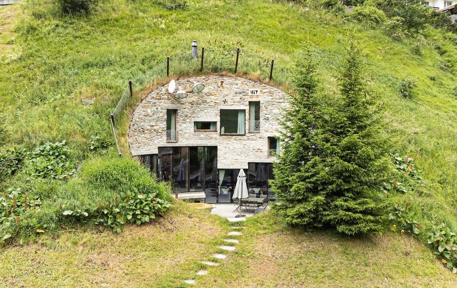 Casa subterrânea construída sob toneladas de terra tem somente fachada à mostra