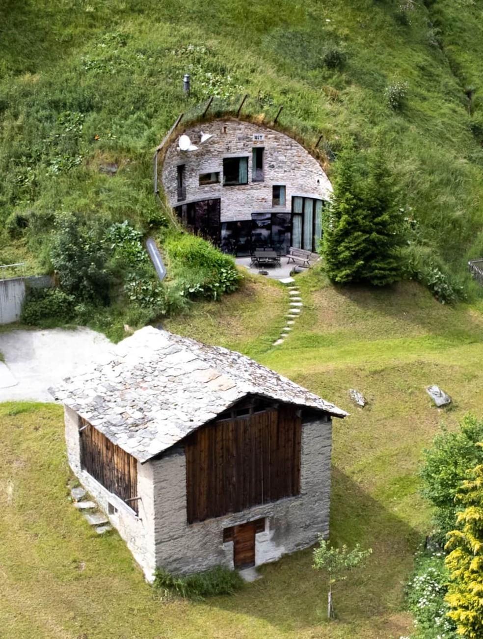 Casa subterrânea construída sob toneladas de terra tem somente fachada à mostra