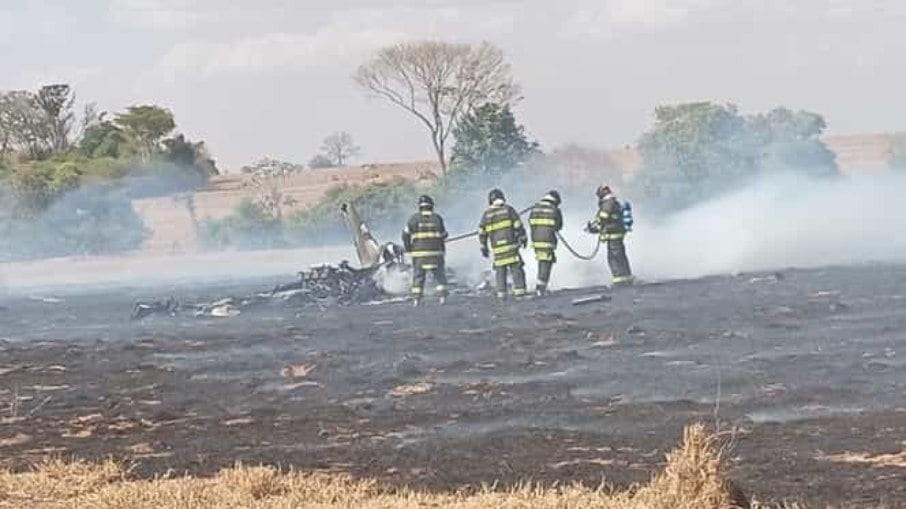 Avião cai e mata três pessoas após pegar fogo