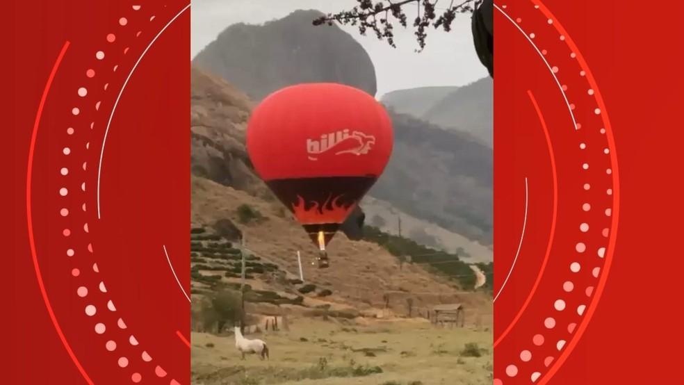 Balão encosta em fios e cai em cafezal com família que fazia passeio no ES