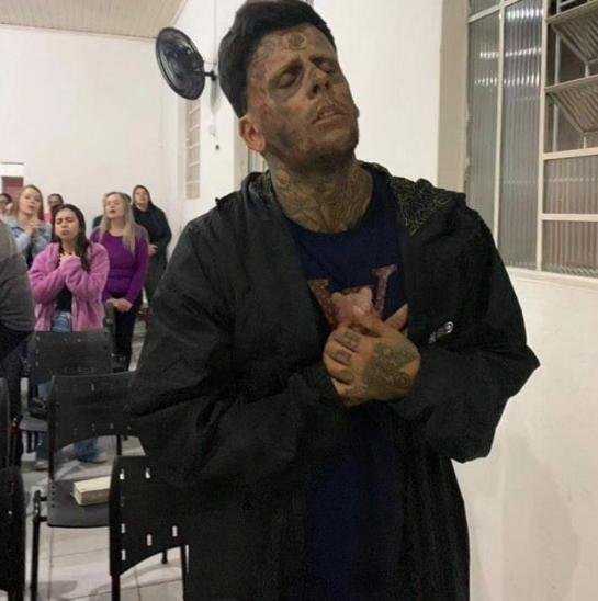 Homem mais tatuado do Brasil se converte e começa a remover tatuagens: 