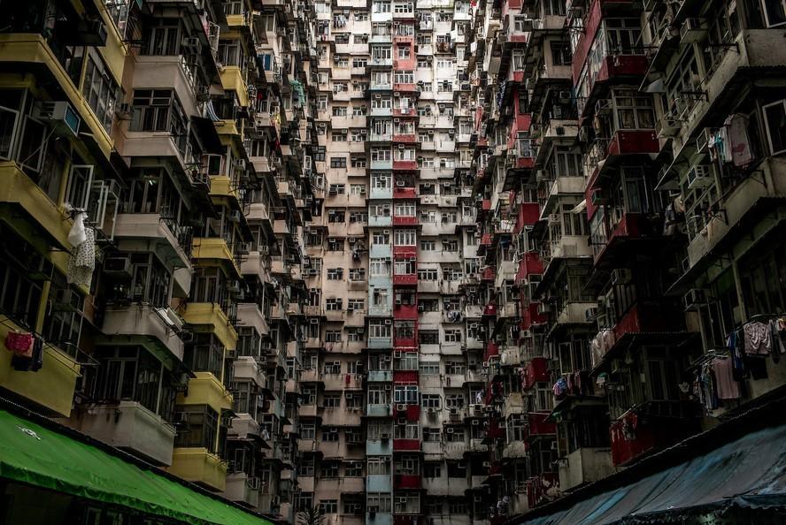 Com ar apocalíptico, edifício em Hong Kong abriga mais de 10 mil pessoas