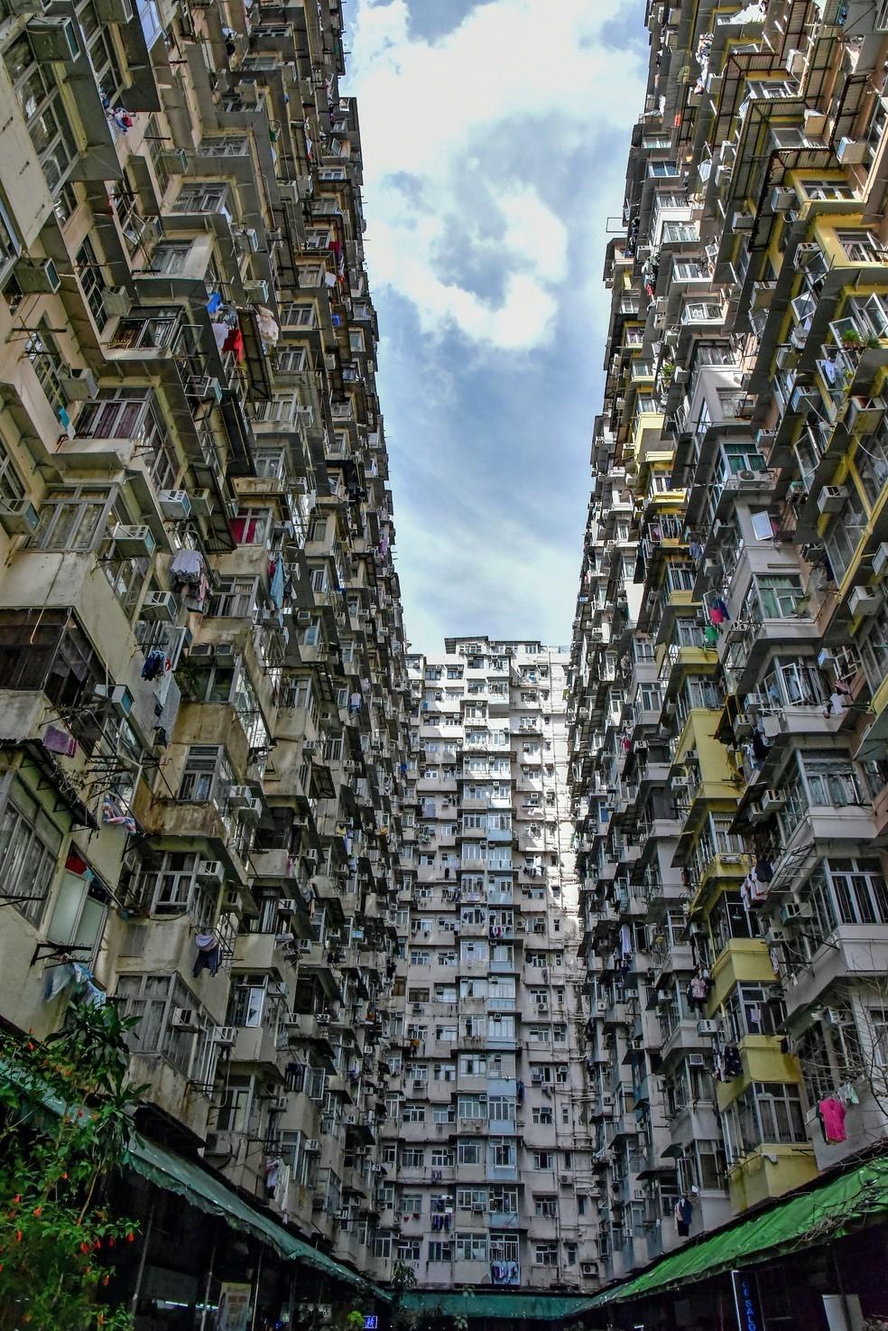 Com ar apocalíptico, edifício em Hong Kong abriga mais de 10 mil pessoas