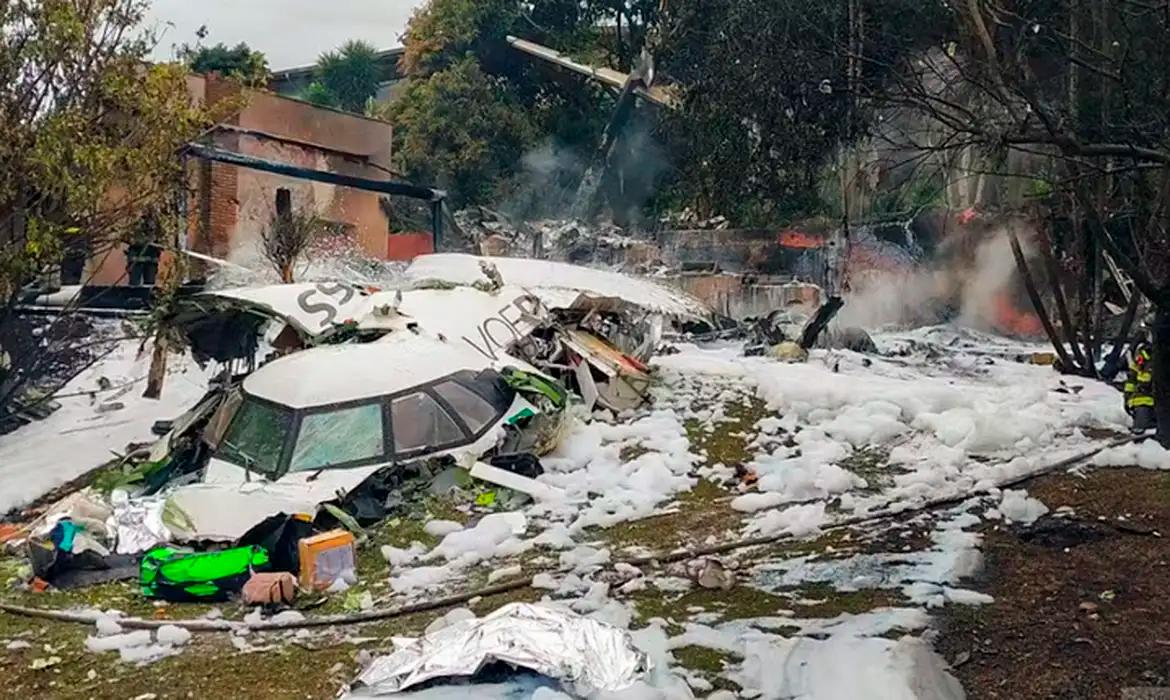 Autoridades dizem ser cedo para falar sobre fim de trabalhos de busca na queda de avião