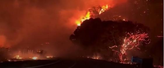 Incêndio de grandes proporções atinge área de mata em Colatina, ES