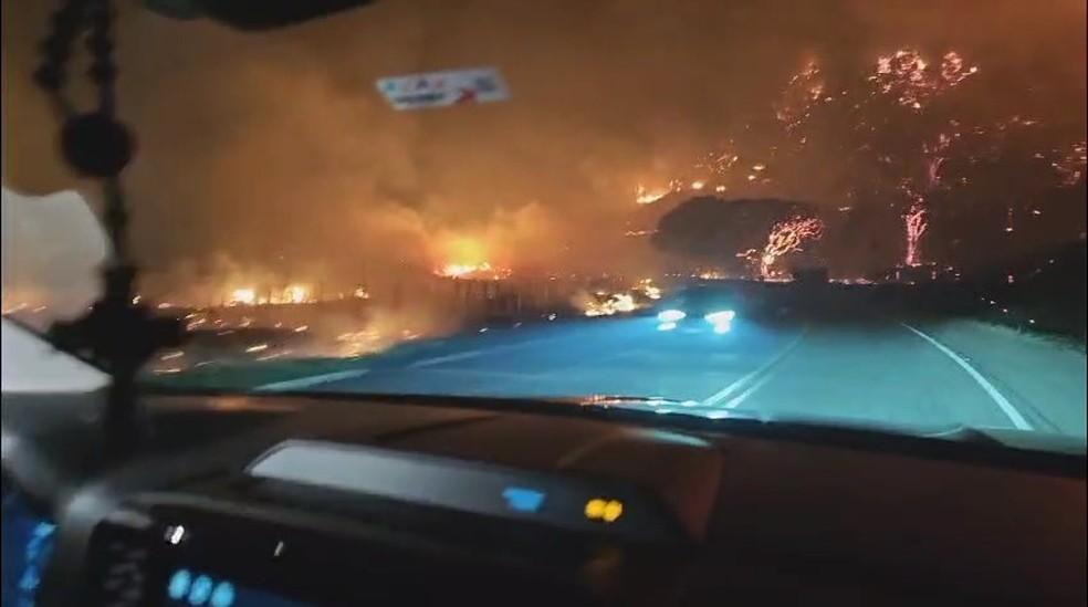 Incêndio de grandes proporções atinge área de mata em Colatina, ES