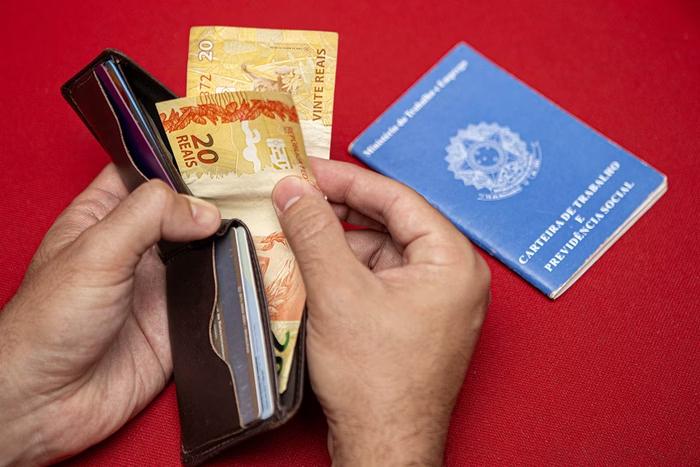 Orçamento de 2025 prevê salário mínimo de R$ 1.509