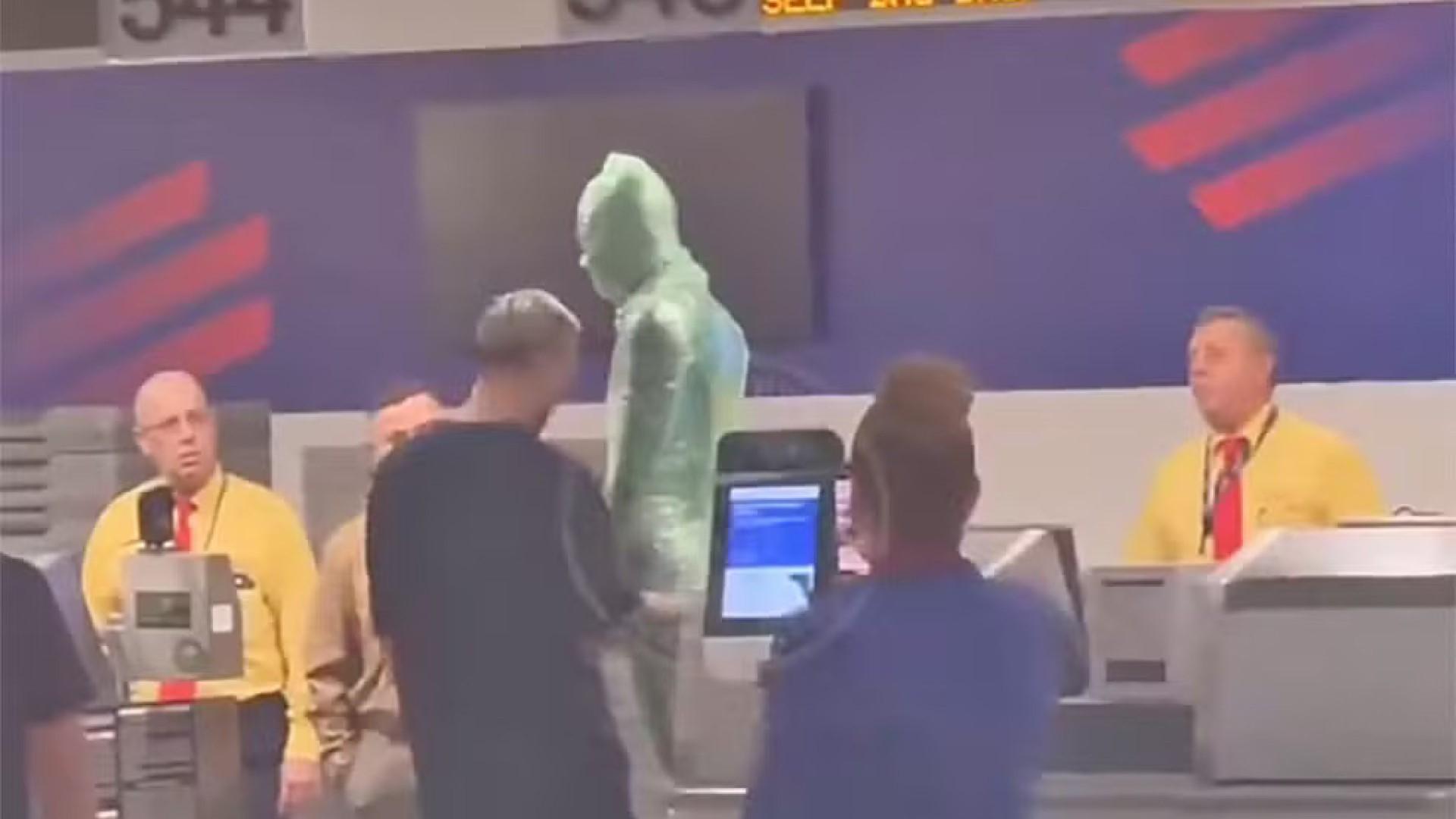 Homem se enrola em plástico e tenta se despachar em Aeroporto nos EUA