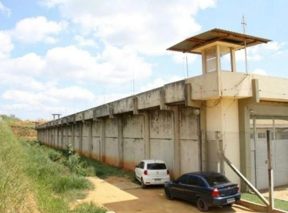 Seis presos serram grade de cela e fogem de penitenciária de Colatina, no ES