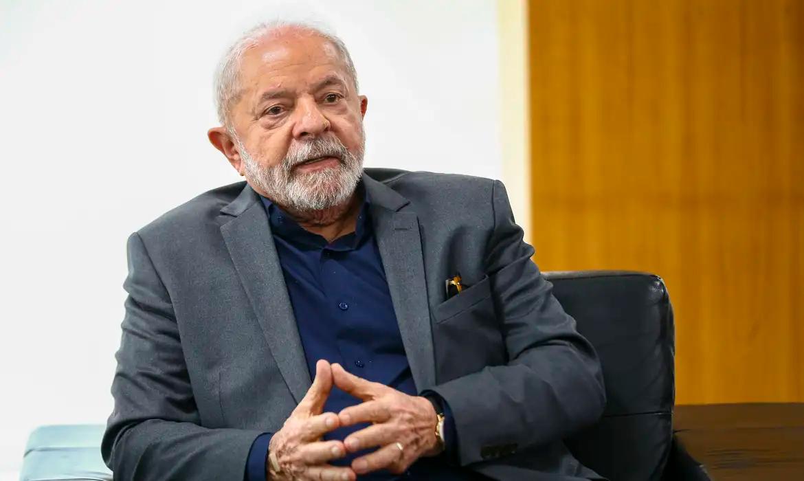 “Alguém que pratica assédio não vai ficar no governo”, diz Lula