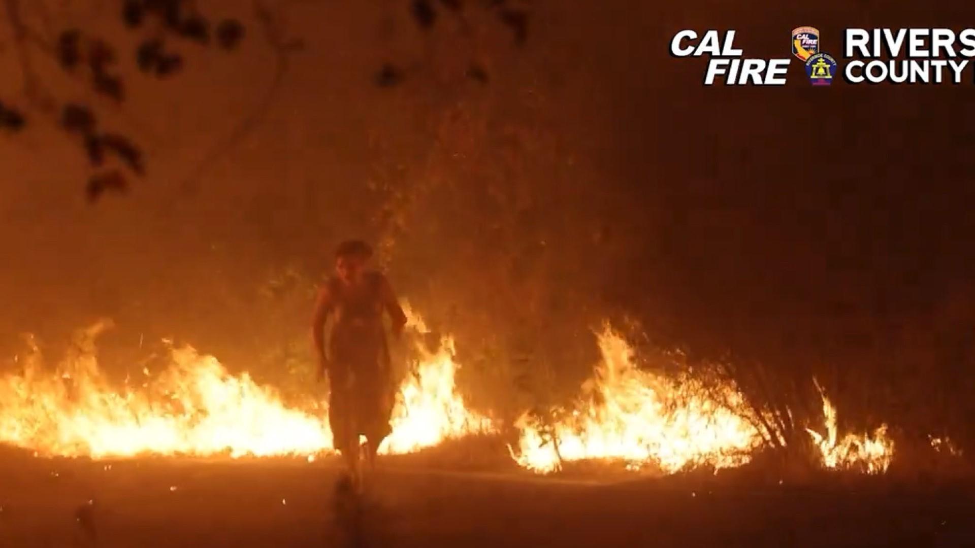 Mulher é resgatada após surgir entre as chamas de incêndio