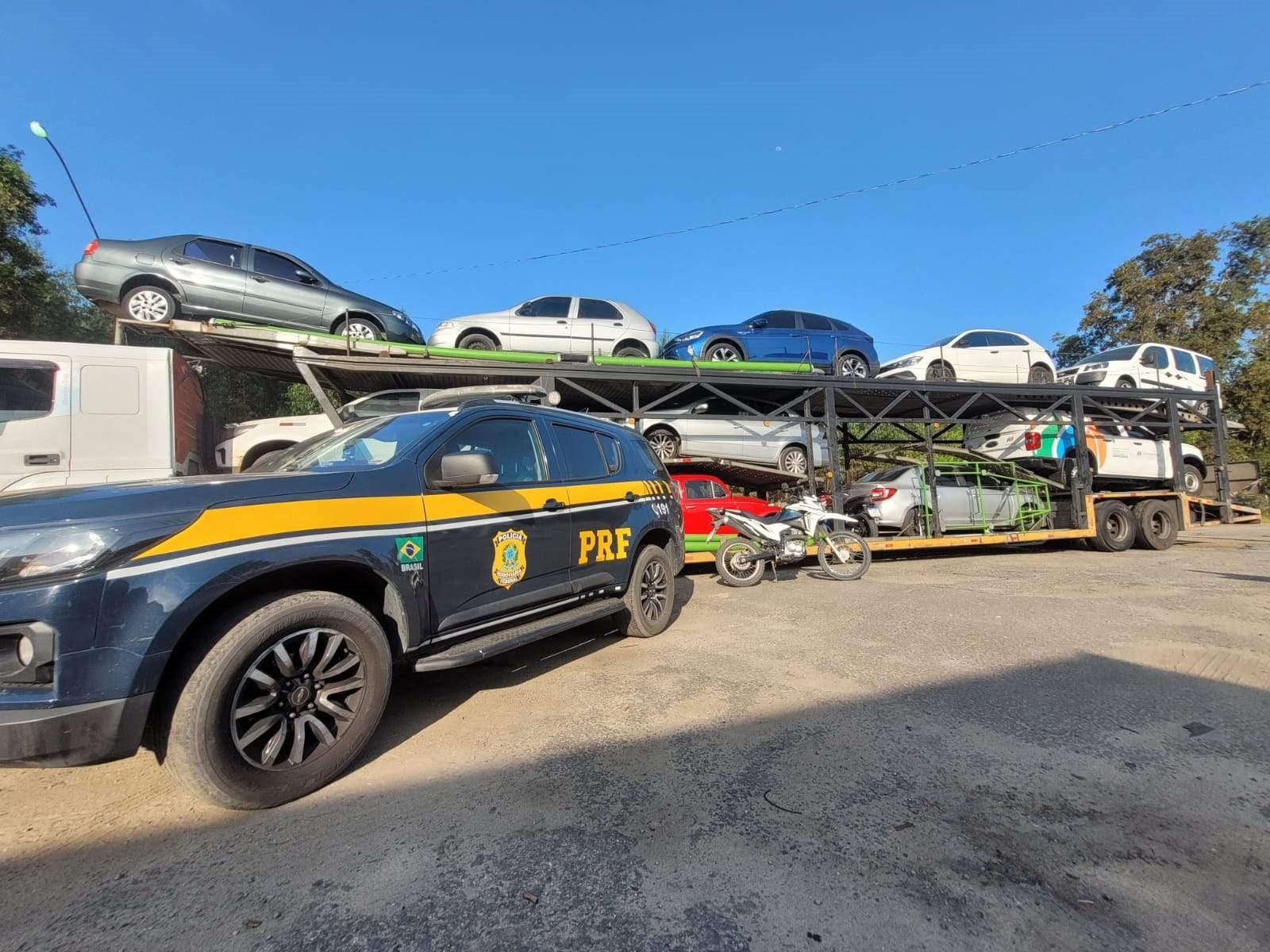 PRF flagra caminhão-cegonha levando carros adulterados no ES