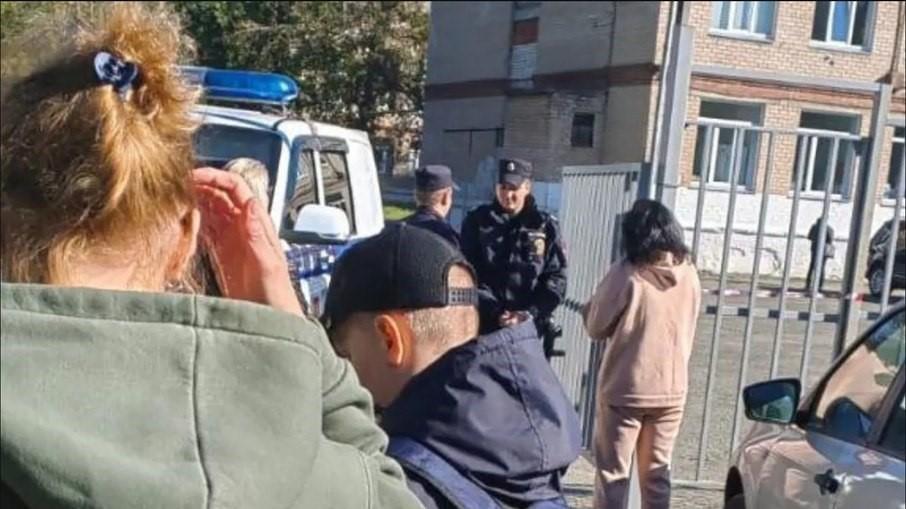 Menino de 13 anos corta garganta de colega com faca e martelo e fere outros 4 em escola