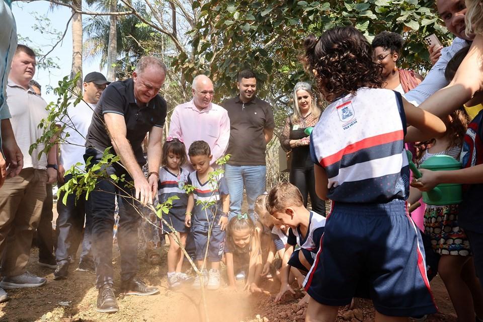 Casagrande recebe alunos do Ensino Infantil para plantio de ipês na Residência Oficial