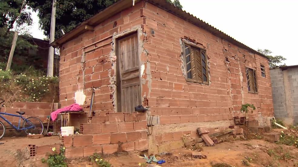 Homem é morto a tiros na frente da mulher e dos três filhos no ES