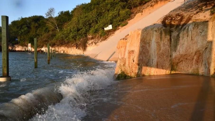 Natal no RN tem praias turísticas interditadas e decreta emergência devido ao avanço do mar